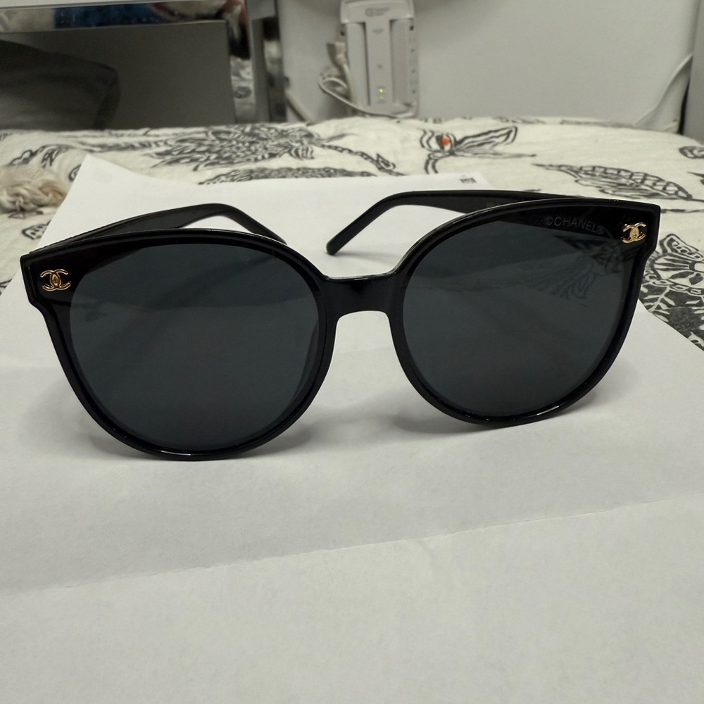 CHANEL Elegant Black Sunglasses with Gold Details. Like new.